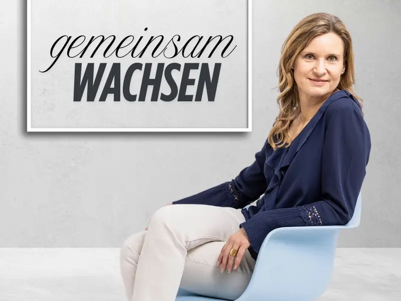 Susanne Hoheit vor dem Schriftzug gemeinsam wachsen