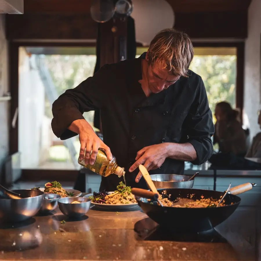 Chefkoch der Lodge beim Anrichten