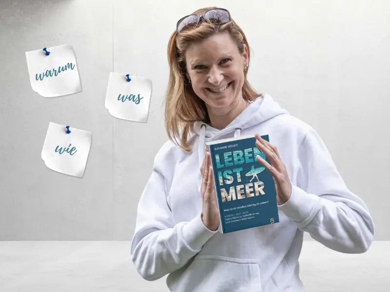 Susanne Hoheit mit dem Buch LEBEN IST MEER vor den Fragen warum, was, wie
