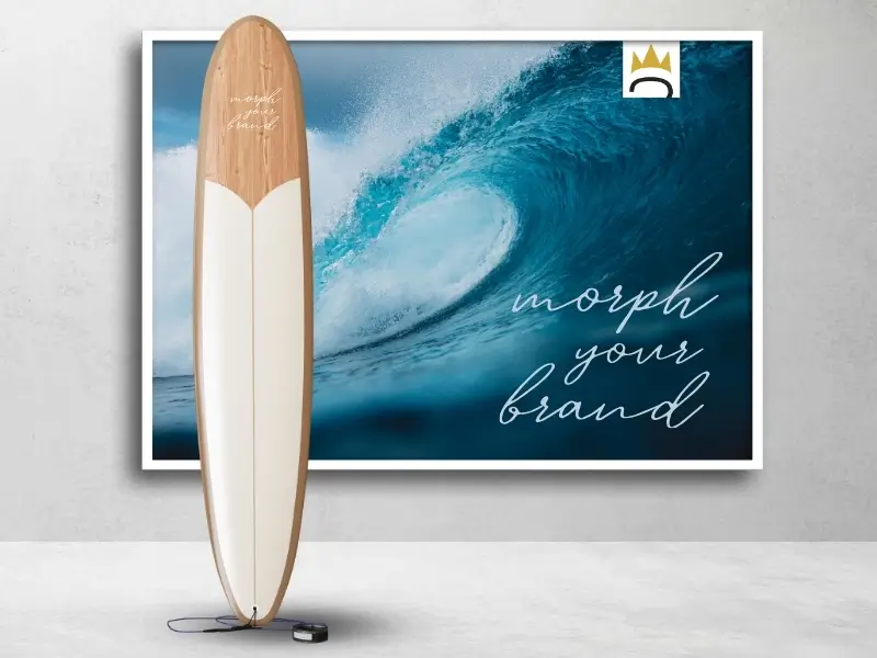 Surfboard vor Wellenposter mit dem Schriftzug morph your brand