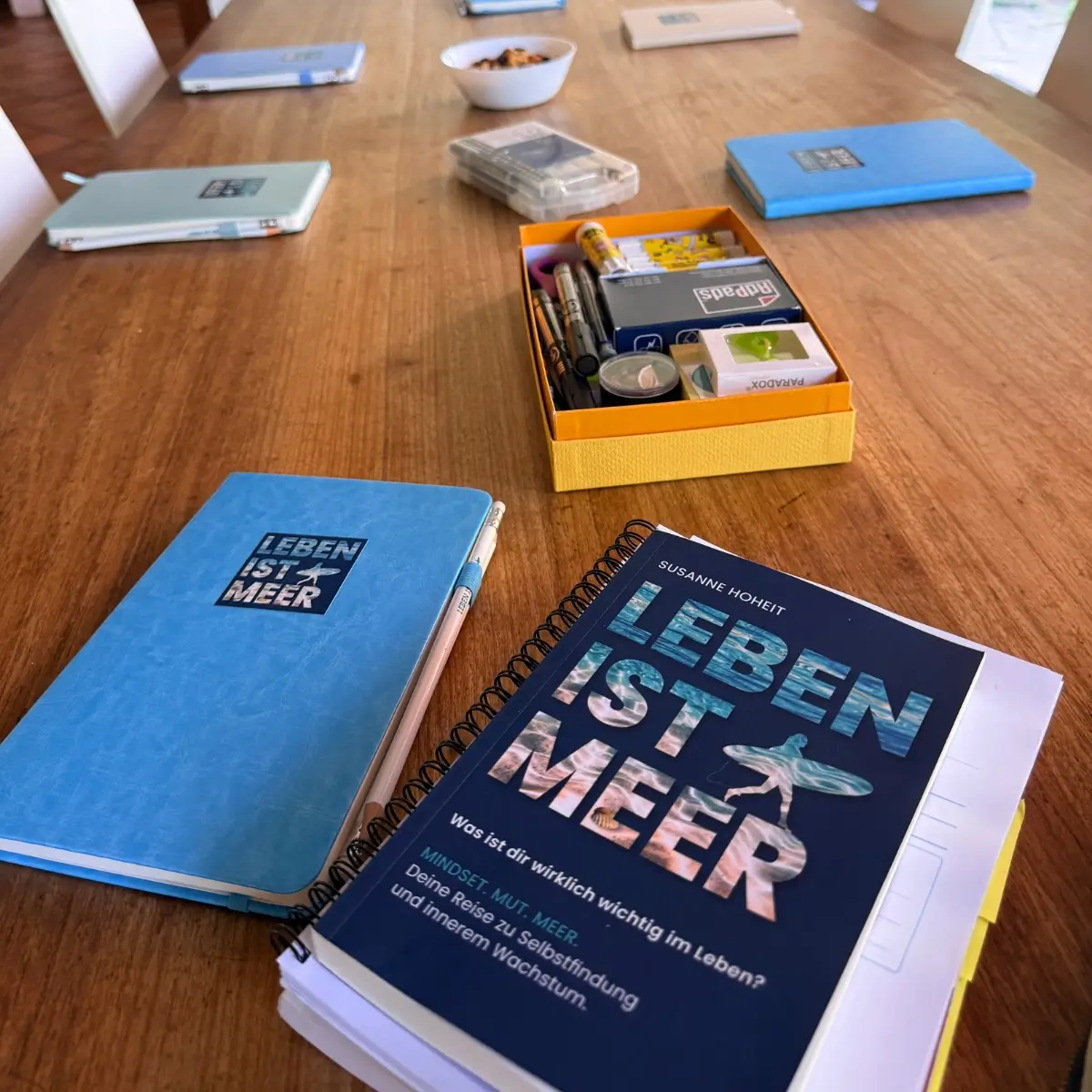 Buch und Workbook auf dem Workshop-Tisch