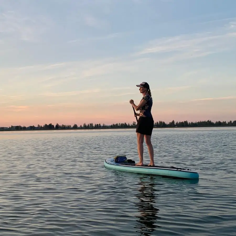 Susanne Hoheit auf dem SUP-Board im Abendlicht