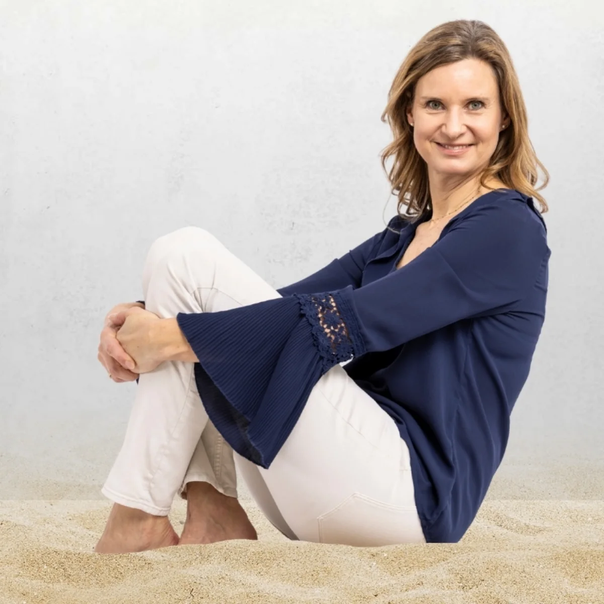 Susanne Hoheit im Sand sitzend